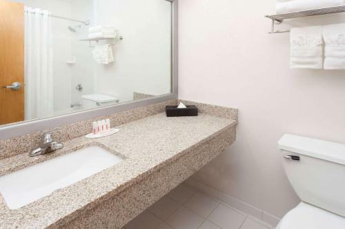Hotel Ramada Plaza By Wyndham Chicago North Shore