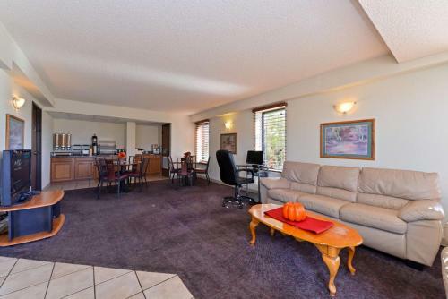 Hotel Executive Plus Inn And Suites