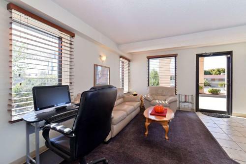 Hotel Executive Plus Inn And Suites