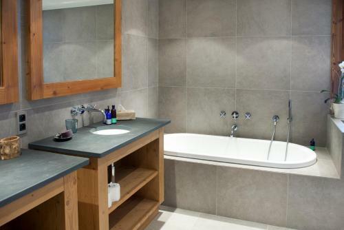 Mussillon Chalet Sleeps 14 Wifi
