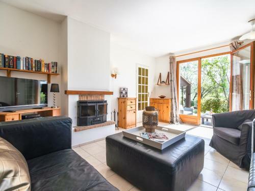 Spacious Villa With Private Pool In Montbrun-des-corbieres