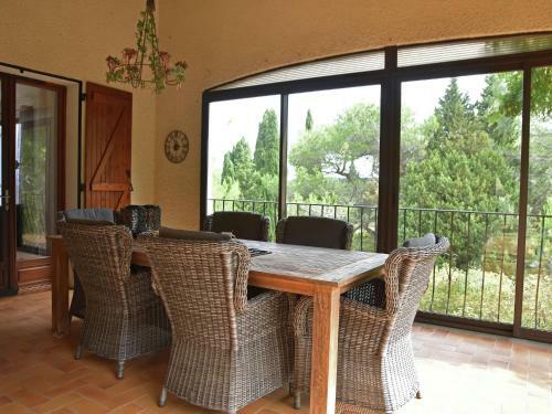 Spacious Villa In Montbrun-des-corbieres With Private Pool