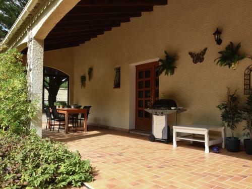 Spacious Villa In Montbrun-des-corbieres With Private Pool