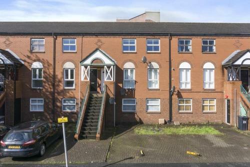 Salisbury Street Apartment