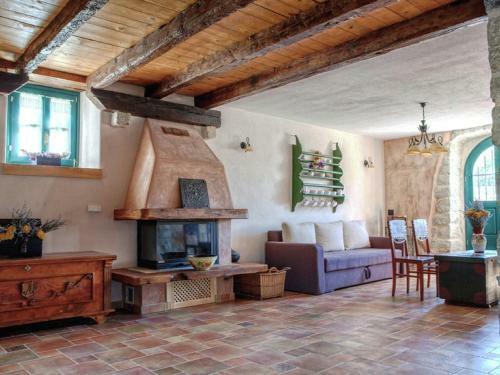 An Authentic Stone Villa In Strilcici's Green Paradise