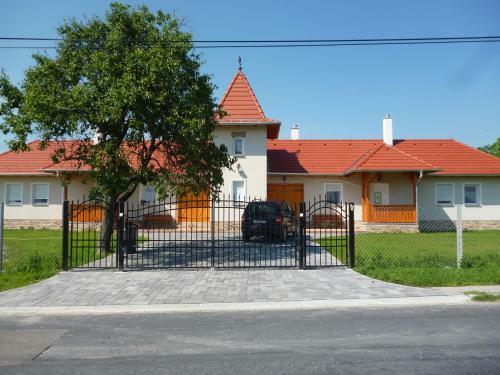 Apartamento Nagybajcsi K�rtefa Vendeghaz