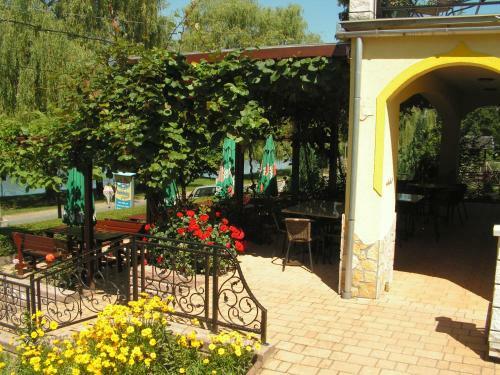 Nefelejcs Fagyiz� �s Apartmanh�z