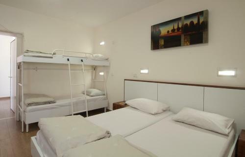 Hi - Maayan Harod Hostel