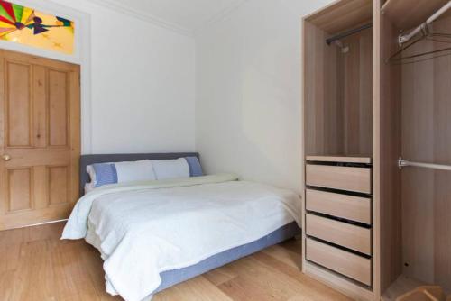 2 Bedroom Apartment Beside Edinburgh Castle Accommodates 6