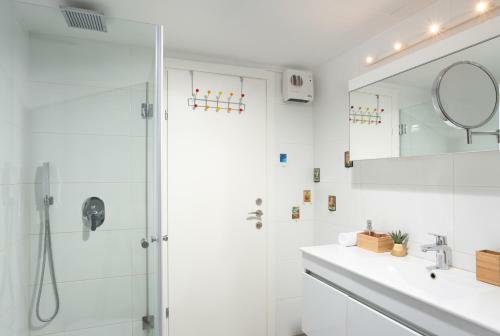 Modern Apartment Close To The Beach - By Holyguest