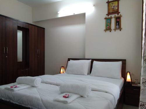 Hostal 3bhk Pure Veg Apartment In Amanora