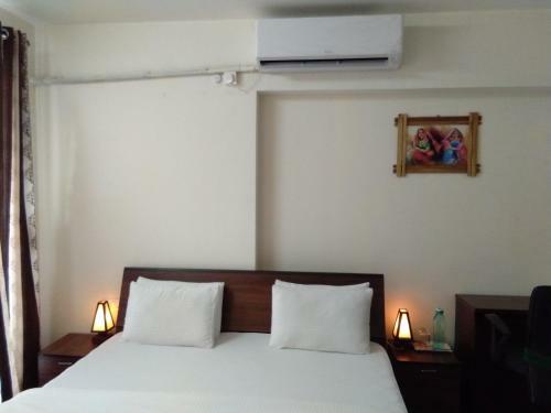 Hostal 3bhk Pure Veg Apartment In Amanora
