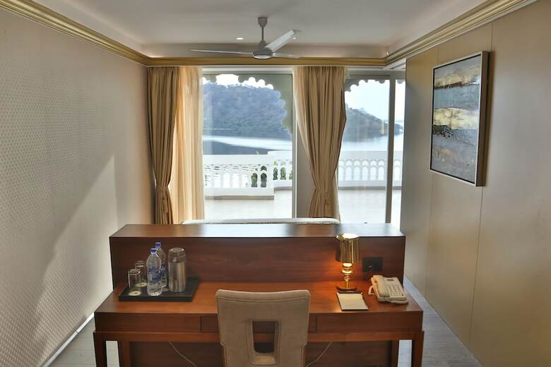 Hotel Jaisamand Island Resort