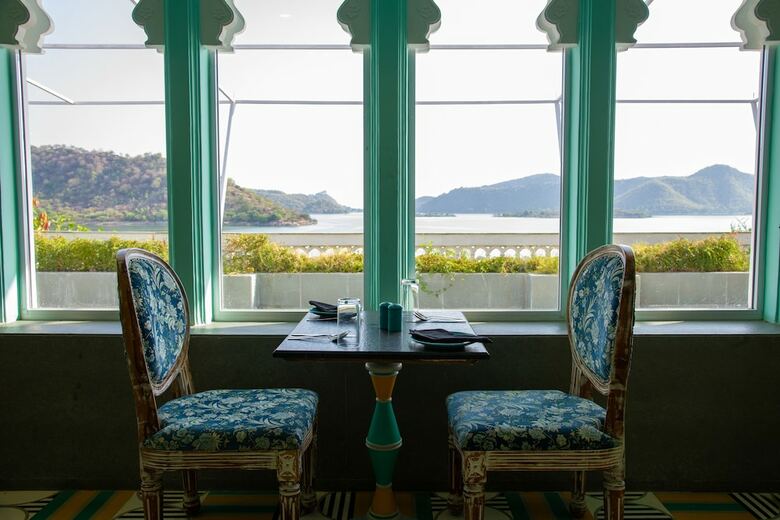 Hotel Jaisamand Island Resort