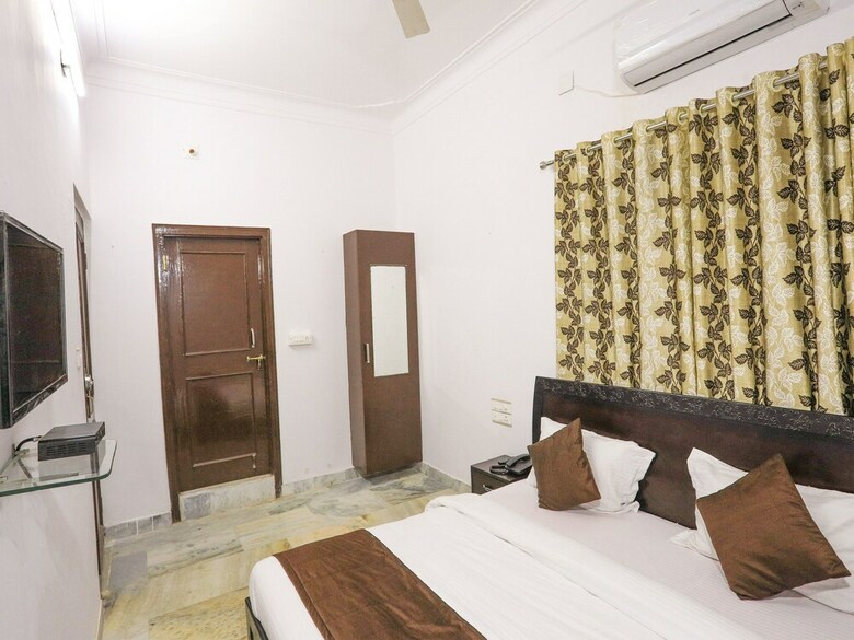 Oyo 9971 Hotel Royal T