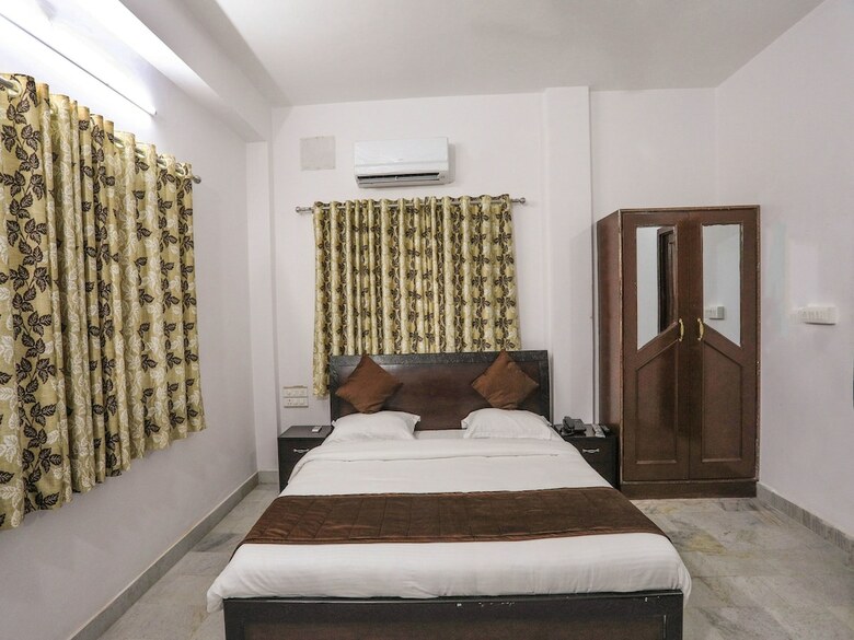 Oyo 9971 Hotel Royal T
