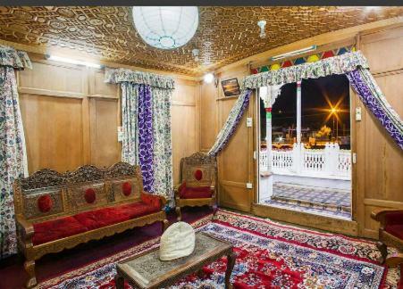 S Group Of Houseboat