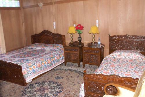 Young Beauty Star Houseboat