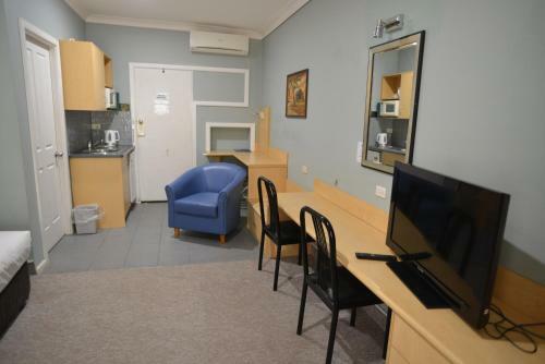 Poplars Motel