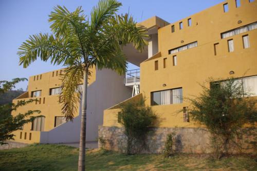 Hotel The Yellow Retreat