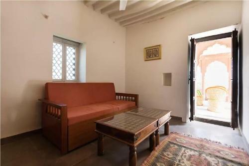 Villa Hostie Lal Darwaza-100 Yr Old Manor