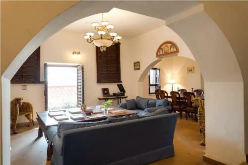 Villa Hostie Lal Darwaza-100 Yr Old Manor