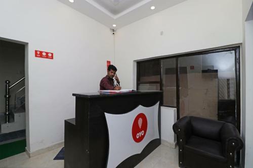 Oyo 12738 Hotel Diamond