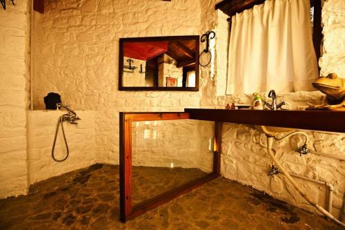 The Olive Room Stay - Two Chimneys Gethis