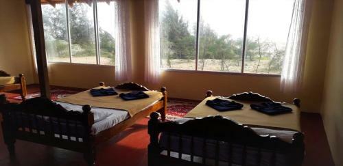 Hotel 5 Mile Beach Resort