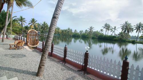 Hotel Munroe Island Lake Resort