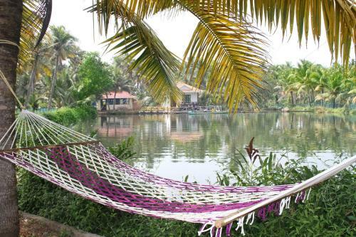 Hotel Munroe Island Lake Resort