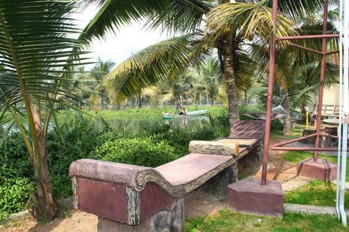 Hotel Munroe Island Lake Resort