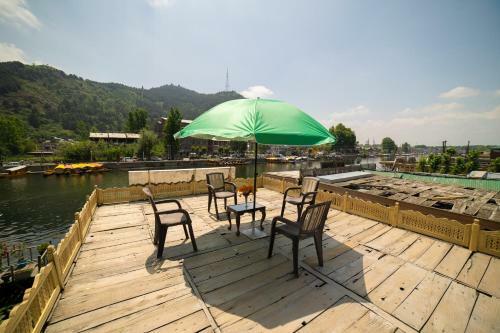 Bed & Breakfast Houseboat Shama