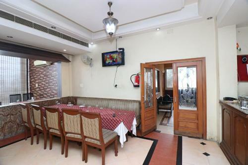 Hotel Oyo 26584 Royal Castle