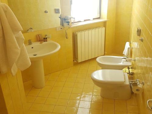 Morden Apartment In Sarnano With Pool