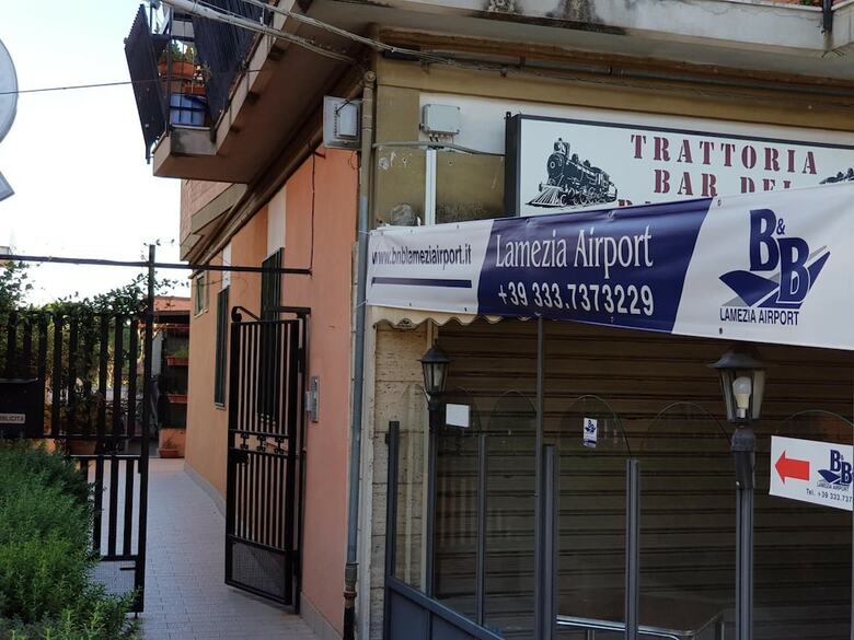 Hostal B&B Lamezia Airport