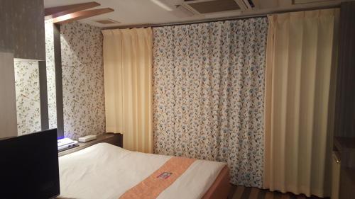 Hotel Fantasy (Adult Only)