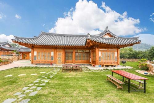 Hostal Hanok Jungwon House Pension
