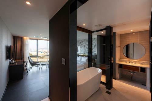 Brown-dot Hotel Shinho