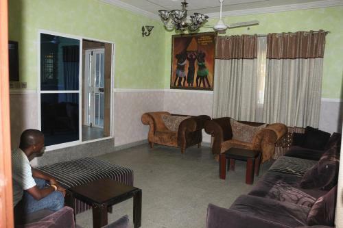 Cliff Hotel & Lounge