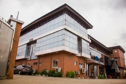 Glasshouse Hotel And Suites