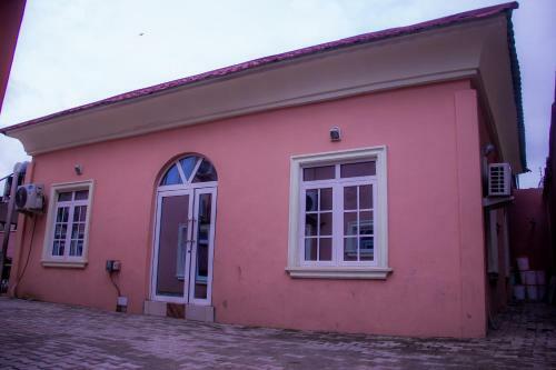 Glasshouse Hotel And Suites