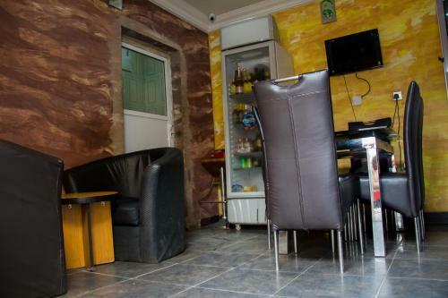 Glasshouse Hotel And Suites