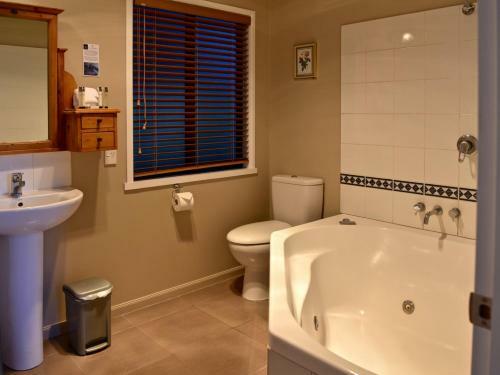 Secluded Getaway - Romantic And Tranquil Akaroa Holiday Home
