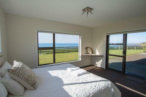Wills On The Water - Beachfront Apartment