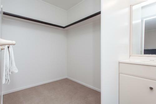 Contemporary And Spacious 3 Bedrooms In West Auckland