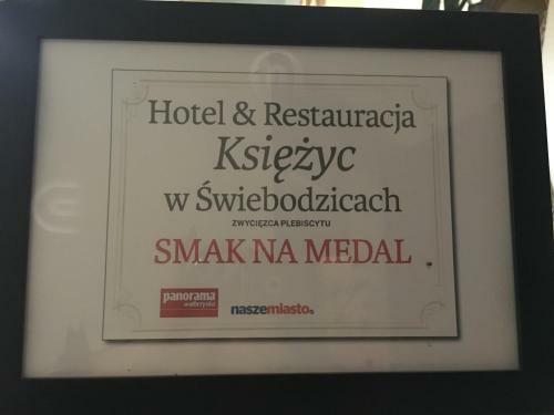 Hotel "ksi??yc" W ?wiebodzicach