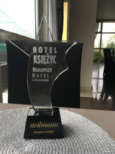 Hotel "ksi??yc" W ?wiebodzicach
