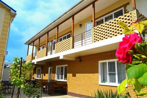 Hostal Guest House Tri Sestri