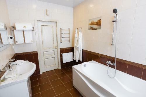 Golden Plaza Hotel